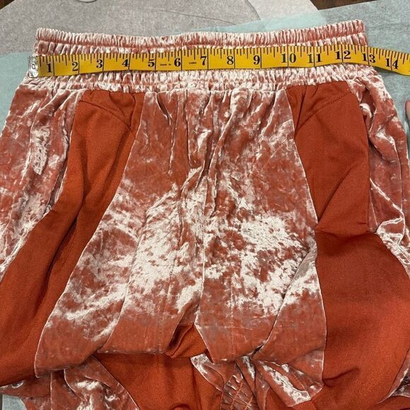 We are HAH 1 track mind pants in Rose
Crushed Velvet.Size S - Picture 14 of 14